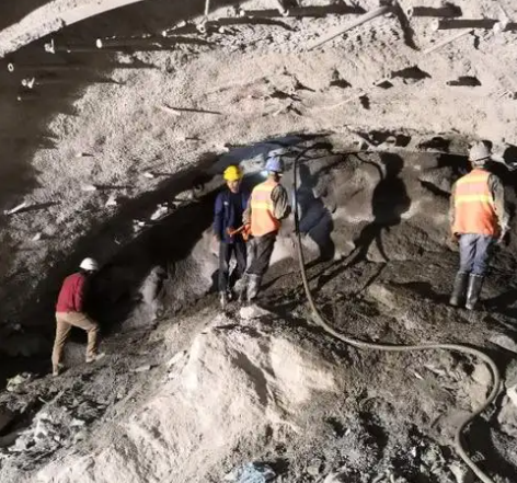 兴文拱顶带模注浆料的施工流程及注意事项